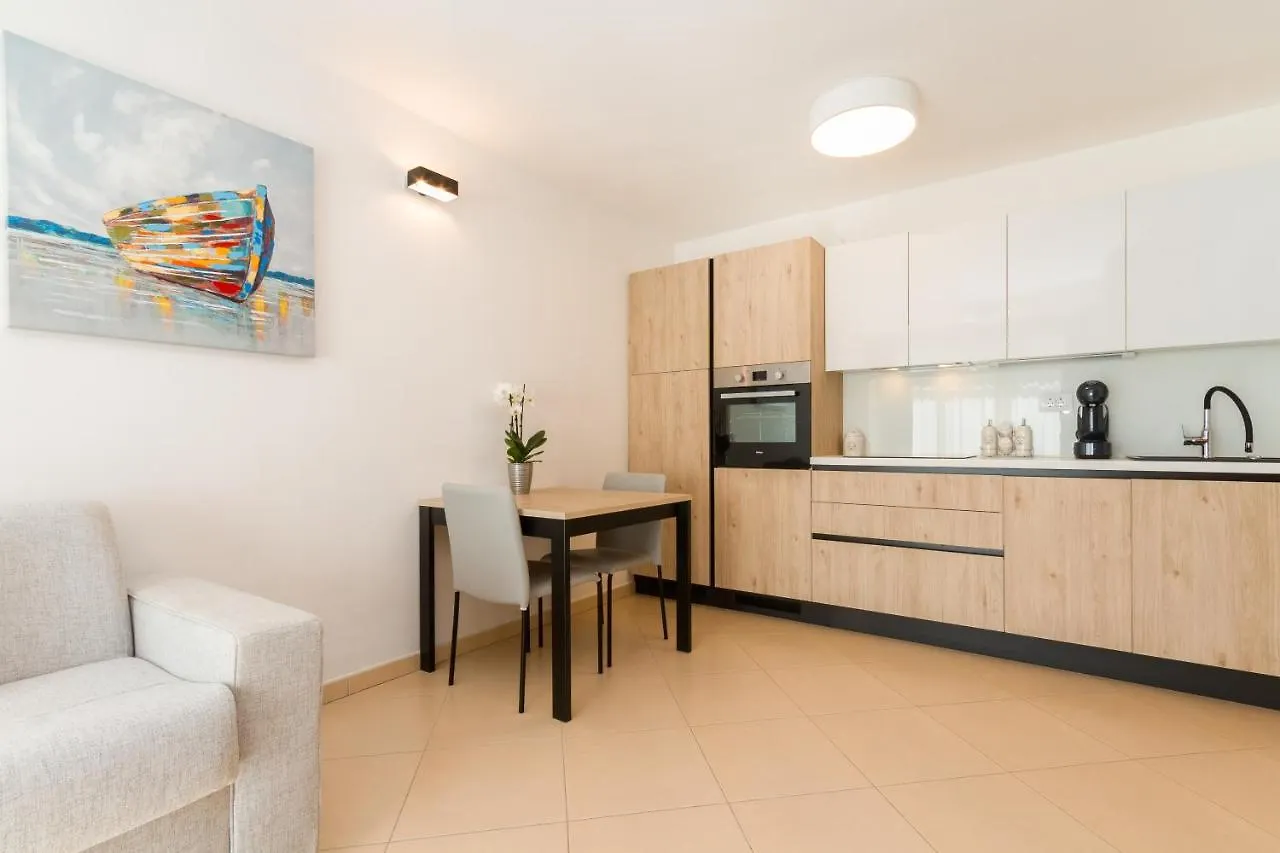 Apartma Palma אומאג