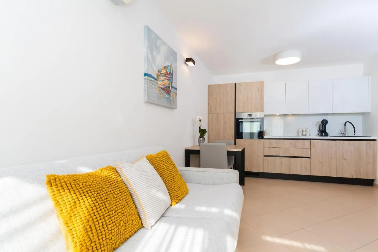 Apartma Palma אומאג 0*,